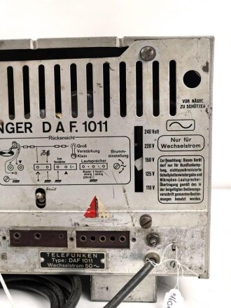 Arbeitsfront Empfänger DAF 1011 von Telefunken, das aufgelegte Emblem ist möglicherweise neuzeitlich ergänzt worden, guter Gesamtzustand, Funktion nicht geprüft, selten