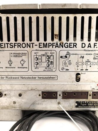 Arbeitsfront Empfänger DAF 1011 von Telefunken, das aufgelegte Emblem ist möglicherweise neuzeitlich ergänzt worden, guter Gesamtzustand, Funktion nicht geprüft, selten