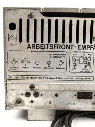 Arbeitsfront Empfänger DAF 1011 von Telefunken, das aufgelegte Emblem ist möglicherweise neuzeitlich ergänzt worden, guter Gesamtzustand, Funktion nicht geprüft, selten