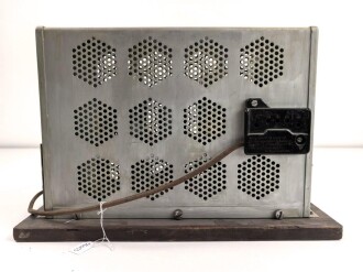 Verstärker zum Arbeitsfront Empfänger DAF 1011 Hersteller SABA ( Schwarzwälder-Apparate-Bau-Anstalt, August Schwer Söhne GmbH, Villingen ) Guter Zustand, Funktion nicht geprüft. Selten