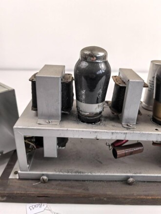 Verstärker zum Arbeitsfront Empfänger DAF 1011 Hersteller SABA ( Schwarzwälder-Apparate-Bau-Anstalt, August Schwer Söhne GmbH, Villingen ) Guter Zustand, Funktion nicht geprüft. Selten