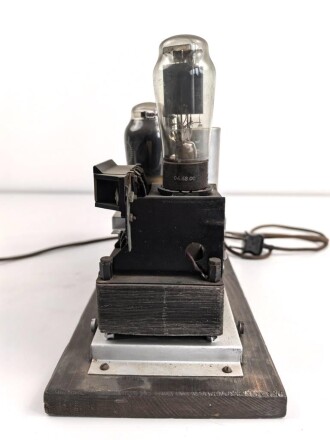 Verstärker zum Arbeitsfront Empfänger DAF 1011 Hersteller SABA ( Schwarzwälder-Apparate-Bau-Anstalt, August Schwer Söhne GmbH, Villingen ) Guter Zustand, Funktion nicht geprüft. Selten