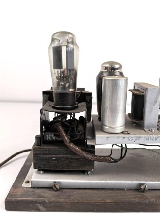 Verstärker zum Arbeitsfront Empfänger DAF 1011 Hersteller SABA ( Schwarzwälder-Apparate-Bau-Anstalt, August Schwer Söhne GmbH, Villingen ) Guter Zustand, Funktion nicht geprüft. Selten