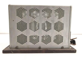 Verstärker zum Arbeitsfront Empfänger DAF 1011 Hersteller SABA ( Schwarzwälder-Apparate-Bau-Anstalt, August Schwer Söhne GmbH, Villingen ) Guter Zustand, Funktion nicht geprüft. Selten