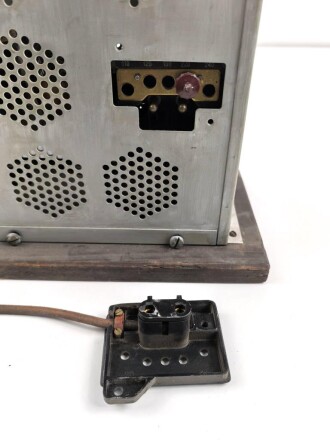 Verstärker zum Arbeitsfront Empfänger DAF 1011 Hersteller SABA ( Schwarzwälder-Apparate-Bau-Anstalt, August Schwer Söhne GmbH, Villingen ) Guter Zustand, Funktion nicht geprüft. Selten