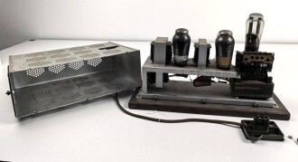 Verstärker zum Arbeitsfront Empfänger DAF 1011 Hersteller SABA ( Schwarzwälder-Apparate-Bau-Anstalt, August Schwer Söhne GmbH, Villingen ) Guter Zustand, Funktion nicht geprüft. Selten