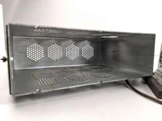 Verstärker zum Arbeitsfront Empfänger DAF 1011 Hersteller SABA ( Schwarzwälder-Apparate-Bau-Anstalt, August Schwer Söhne GmbH, Villingen ) Guter Zustand, Funktion nicht geprüft. Selten