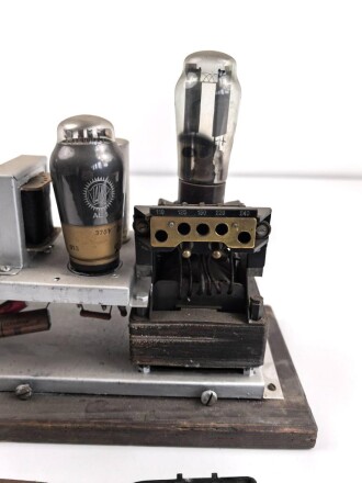 Verstärker zum Arbeitsfront Empfänger DAF 1011 Hersteller SABA ( Schwarzwälder-Apparate-Bau-Anstalt, August Schwer Söhne GmbH, Villingen ) Guter Zustand, Funktion nicht geprüft. Selten