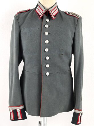 Waffenrock für einen Unteroffizier der Artillerie. getragenes Stück in gutem Gesamtzustand, die Effekten original vernäht, direkt aus Privathaushalt.