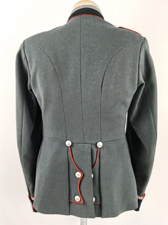 Waffenrock für einen Unteroffizier der Artillerie. getragenes Stück in gutem Gesamtzustand, die Effekten original vernäht, direkt aus Privathaushalt.