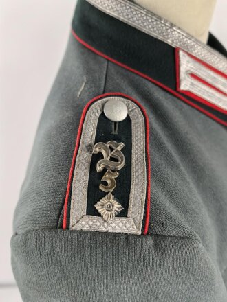 Waffenrock für einen Unteroffizier der Artillerie. getragenes Stück in gutem Gesamtzustand, die Effekten original vernäht, direkt aus Privathaushalt.