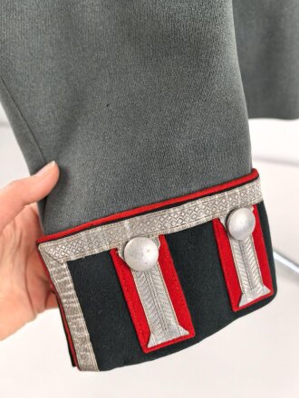 Waffenrock für einen Unteroffizier der Artillerie. getragenes Stück in gutem Gesamtzustand, die Effekten original vernäht, direkt aus Privathaushalt.