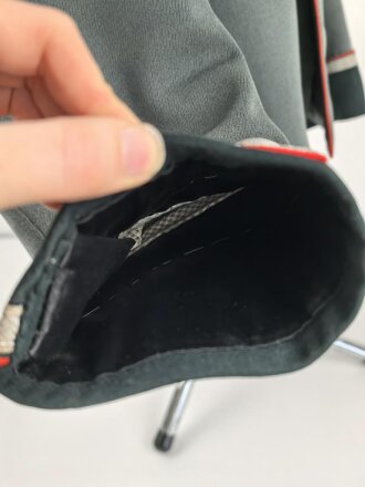 Waffenrock für einen Unteroffizier der Artillerie. getragenes Stück in gutem Gesamtzustand, die Effekten original vernäht, direkt aus Privathaushalt.