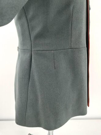 Waffenrock für einen Unteroffizier der Artillerie. getragenes Stück in gutem Gesamtzustand, die Effekten original vernäht, direkt aus Privathaushalt.