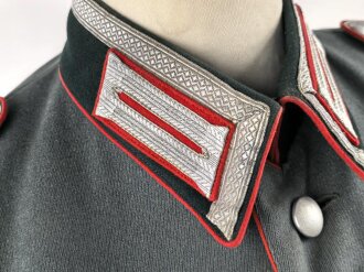 Waffenrock für einen Unteroffizier der Artillerie. getragenes Stück in gutem Gesamtzustand, die Effekten original vernäht, direkt aus Privathaushalt.