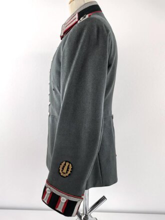 Waffenrock für einen Unteroffizier der Artillerie. getragenes Stück in gutem Gesamtzustand, die Effekten original vernäht, direkt aus Privathaushalt.