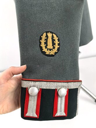 Waffenrock für einen Unteroffizier der Artillerie. getragenes Stück in gutem Gesamtzustand, die Effekten original vernäht, direkt aus Privathaushalt.
