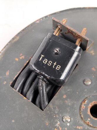 Luftwaffe, Verlängerungskabel  auf Trommel für Taste zum Richtfunkgerät Elster SEG2T. Guter Gesamtzustand, Funktion nicht geprüft,