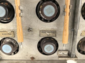Funk Horch Empfänger u " Fu.H.E.u" datiert 1940. Das komplette Gehäuse meiner Meinung nach neuzeitliche Anfertigung