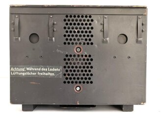 Ladegerät a für Kraftfahrzeuge der Wehrmacht. Sehr guter Zustand, Originallack