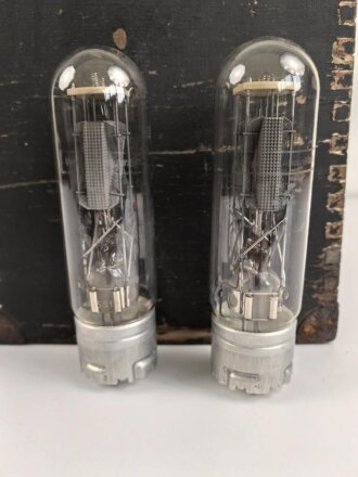 Zwei Ersatzröhren für 100 Watt Sender der Wehrmacht in Transportkasten.  Telefunken " Typ RS 237" Funktion nicht geprüft