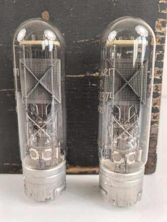 Zwei Ersatzröhren für 100 Watt Sender der Wehrmacht in Transportkasten.  Telefunken " Typ RS 237" Funktion nicht geprüft