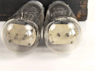 Zwei Ersatzröhren für 100 Watt Sender der Wehrmacht in Transportkasten.  Telefunken " Typ RS 237" Funktion nicht geprüft