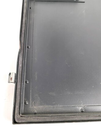 Gehäusedeckel zum Funk Horch Empfänger v " Fu. H.E. v" der Wehrmacht. Neuzeitliche Sammleranfertigung in den korrekten Maßen, allerdings deutlich zu schwer.