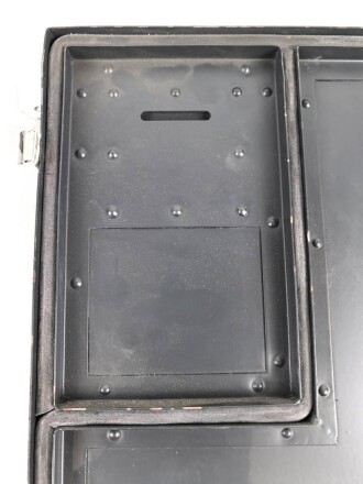 Gehäusedeckel zum Funk Horch Empfänger v " Fu. H.E. v" der Wehrmacht. Neuzeitliche Sammleranfertigung in den korrekten Maßen, allerdings deutlich zu schwer.
