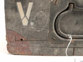 Kasten " Vorrat Handwaffen" Wehrmacht. Ungereinigtes Stück, ein Bodenbrett lose. Originallack