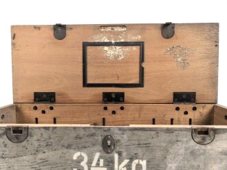 Kasten " Vorrat Handwaffen" Wehrmacht. Ungereinigtes Stück, ein Bodenbrett lose. Originallack