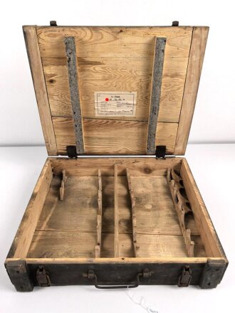 Transportkasten für " 14 SS Gewehr Panzer Granate 61" Packzettel von 1944, ungereinigtes Stück in gutem Gesamtzustand