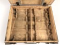 Transportkasten für " 14 SS Gewehr Panzer Granate 61" Packzettel von 1944, ungereinigtes Stück in gutem Gesamtzustand