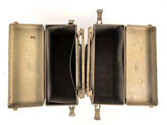 Paar Motorrad Packtaschen der Wehrmacht. Originallack, ungereinigt. Hersteller " Karl Baisch Autokoffer Fabrik Stuttgart Bad Cannstatt"