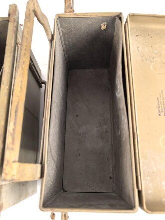 Paar Motorrad Packtaschen der Wehrmacht. Originallack, ungereinigt. Hersteller " Karl Baisch Autokoffer Fabrik Stuttgart Bad Cannstatt"