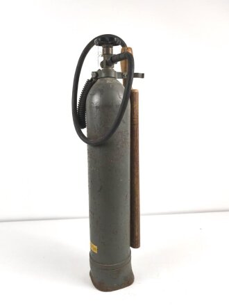 Schwerer "Kohlensäure Schneelöscher" datiert 1943. Guter Zustand, Originallack, ungereinigtes Stück.  Sehr schwer, vermutlich noch gefüllt. KEIN VERSAND