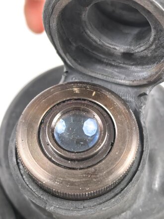 Kriegsmarine, Doppelfernrohr DF 7 x 50 , Hersteller beh. Sehr guter Zustand, die Gummiarmierung weich, Durchsicht leicht verunreinigt. Der Behälter aus Ersatzmaterial in gutem Zustand