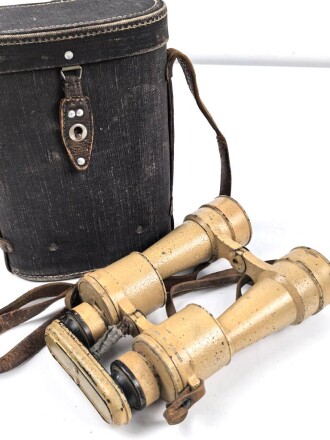 Dienstglas 10 x 50 der Wehrmacht. Unter deutscher Besatzung gefertigt von Huet Paris. Klare Durchsicht, Strichplatte rechts deutlich. "Dienstglas" nach dem Krieg gelöscht. Originallackiertes Stück, im seltenen Behälter