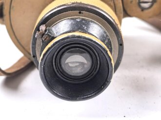 Dienstglas 10 x 50 der Wehrmacht. Unter deutscher Besatzung gefertigt von Huet Paris. Klare Durchsicht, Strichplatte rechts deutlich. "Dienstglas" nach dem Krieg gelöscht. Originallackiertes Stück, im seltenen Behälter