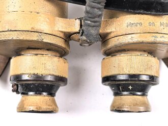 Dienstglas 10 x 50 der Wehrmacht. Unter deutscher Besatzung gefertigt von Huet Paris. Klare Durchsicht, Strichplatte rechts deutlich. "Dienstglas" nach dem Krieg gelöscht. Originallackiertes Stück, im seltenen Behälter