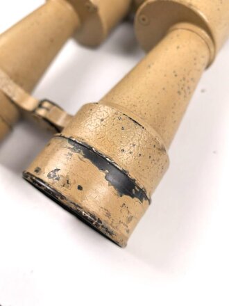 Dienstglas 10 x 50 der Wehrmacht. Unter deutscher Besatzung gefertigt von Huet Paris. Klare Durchsicht, Strichplatte rechts deutlich. "Dienstglas" nach dem Krieg gelöscht. Originallackiertes Stück, im seltenen Behälter