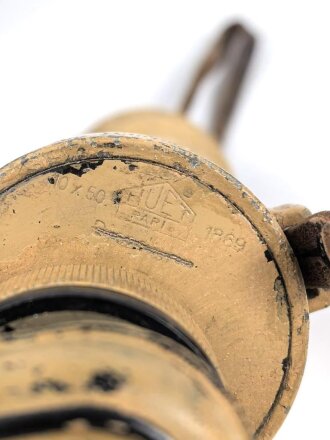 Dienstglas 10 x 50 der Wehrmacht. Unter deutscher Besatzung gefertigt von Huet Paris. Klare Durchsicht, Strichplatte rechts deutlich. "Dienstglas" nach dem Krieg gelöscht. Originallackiertes Stück, im seltenen Behälter