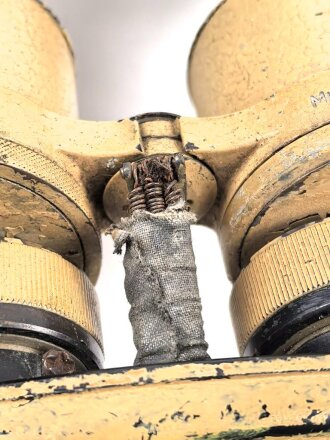 Dienstglas 10 x 50 der Wehrmacht. Unter deutscher Besatzung gefertigt von Huet Paris. Klare Durchsicht, Strichplatte rechts deutlich. "Dienstglas" nach dem Krieg gelöscht. Originallackiertes Stück, im seltenen Behälter