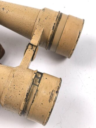 Dienstglas 10 x 50 der Wehrmacht. Unter deutscher Besatzung gefertigt von Huet Paris. Klare Durchsicht, Strichplatte rechts deutlich. "Dienstglas" nach dem Krieg gelöscht. Originallackiertes Stück, im seltenen Behälter