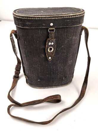 Dienstglas 10 x 50 der Wehrmacht. Unter deutscher Besatzung gefertigt von Huet Paris. Klare Durchsicht, Strichplatte rechts deutlich. "Dienstglas" nach dem Krieg gelöscht. Originallackiertes Stück, im seltenen Behälter