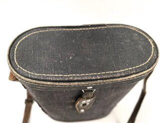 Dienstglas 10 x 50 der Wehrmacht. Unter deutscher Besatzung gefertigt von Huet Paris. Klare Durchsicht, Strichplatte rechts deutlich. "Dienstglas" nach dem Krieg gelöscht. Originallackiertes Stück, im seltenen Behälter