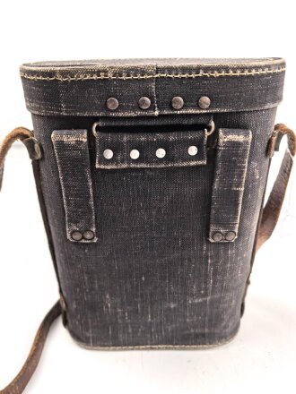 Dienstglas 10 x 50 der Wehrmacht. Unter deutscher Besatzung gefertigt von Huet Paris. Klare Durchsicht, Strichplatte rechts deutlich. "Dienstglas" nach dem Krieg gelöscht. Originallackiertes Stück, im seltenen Behälter