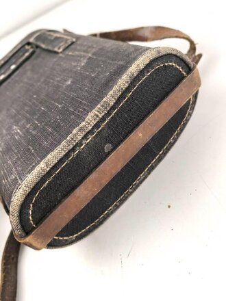 Dienstglas 10 x 50 der Wehrmacht. Unter deutscher Besatzung gefertigt von Huet Paris. Klare Durchsicht, Strichplatte rechts deutlich. "Dienstglas" nach dem Krieg gelöscht. Originallackiertes Stück, im seltenen Behälter