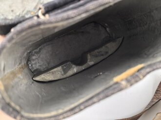 Dienstglas 10 x 50 der Wehrmacht. Unter deutscher Besatzung gefertigt von Huet Paris. Klare Durchsicht, Strichplatte rechts deutlich. "Dienstglas" nach dem Krieg gelöscht. Originallackiertes Stück, im seltenen Behälter