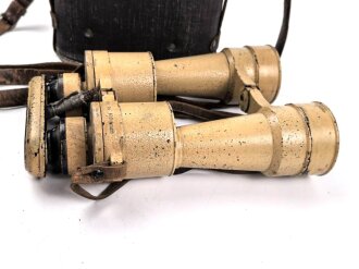 Dienstglas 10 x 50 der Wehrmacht. Unter deutscher Besatzung gefertigt von Huet Paris. Klare Durchsicht, Strichplatte rechts deutlich. "Dienstglas" nach dem Krieg gelöscht. Originallackiertes Stück, im seltenen Behälter